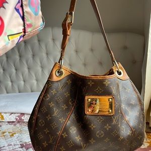 Authentic LOUIS VUITTON
Monogram Galliera PM.
